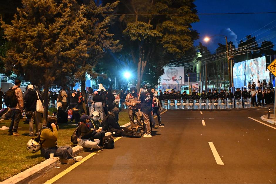 La tensión se ha detenido luego de que se registraran disturbios en la entrada de la USAC. (Foto: José Pos/Colaborador)