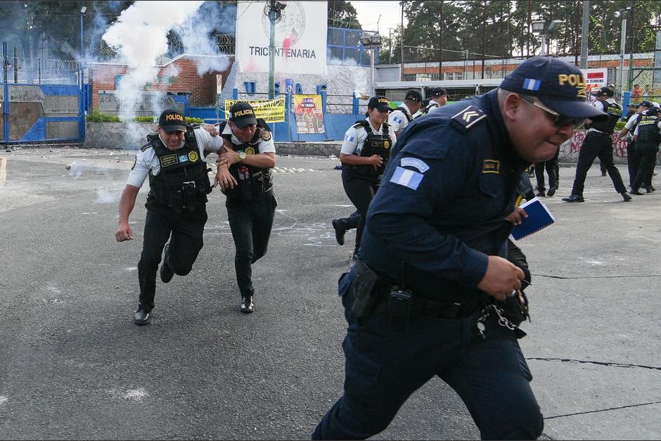 Las fuerzas de seguridad también han corrido para resguardarse. (Foto: Wilder López/Soy502)