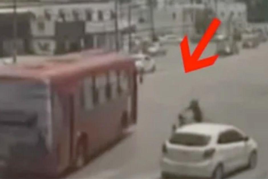 El guatemalteco se conducía en una motocicleta y fue arrollado por el autobús. (Foto: De Peso Quintana Roo)