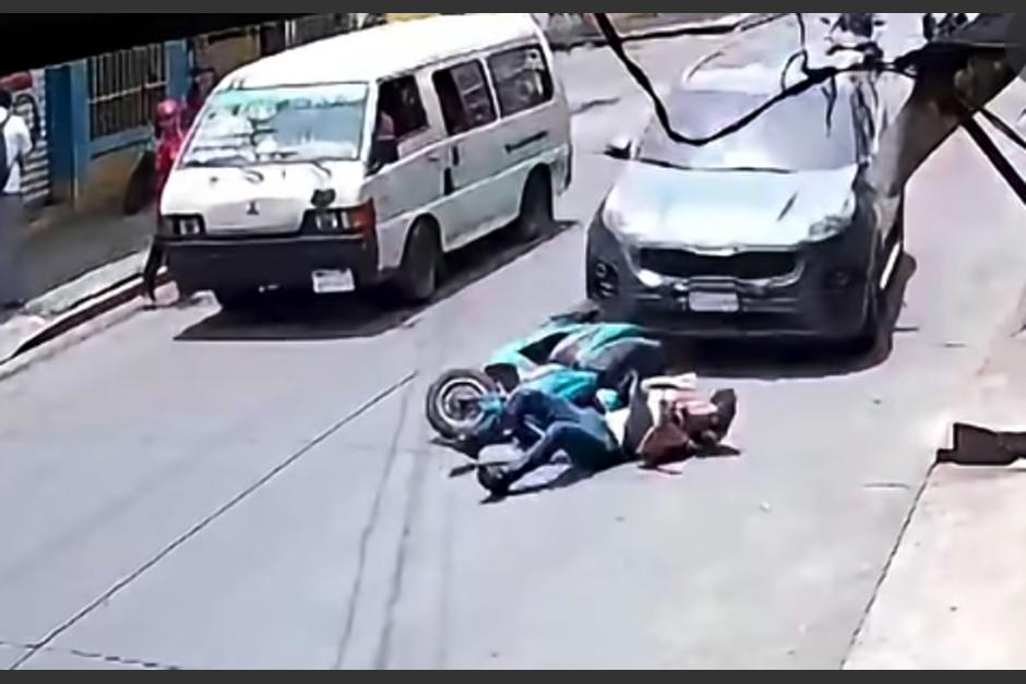 El motorista terminó en el suelo. (Foto: captura de video)