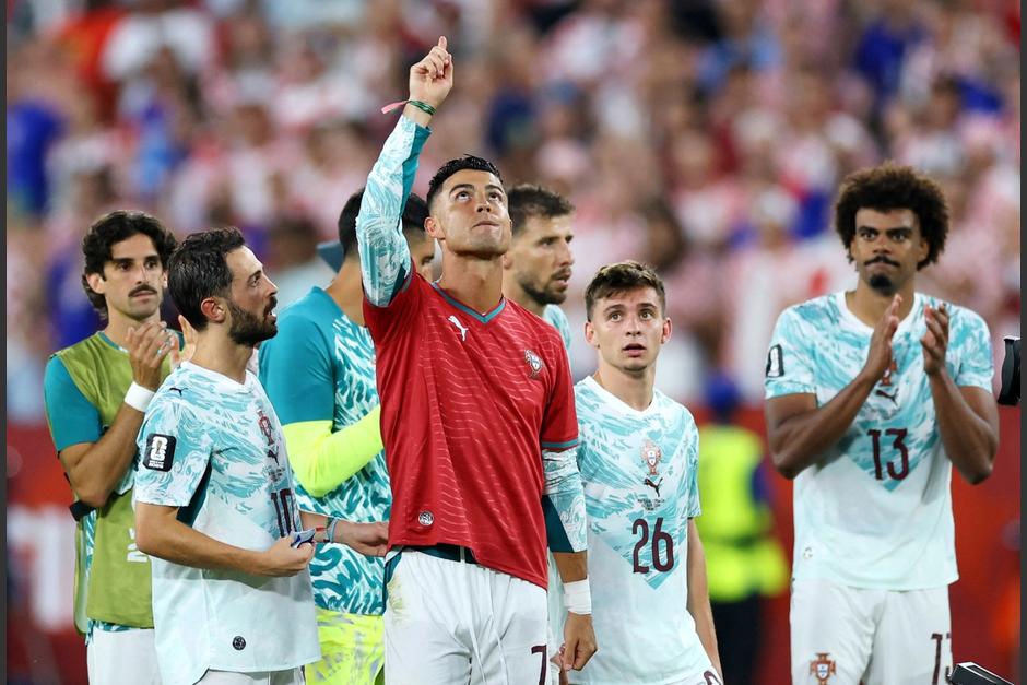 El cuadro portugués, comandado por Cristiano Ronaldo, festejó la victoria con su afición y le dedicó el pase a octavos a Diogo Jota. (Foto: AFP)