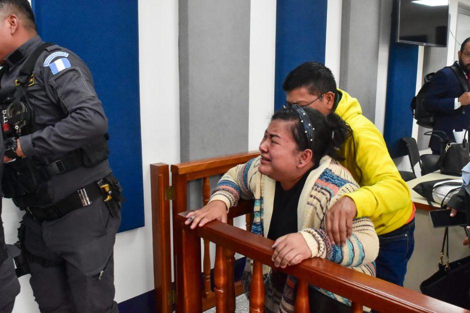 Entre lágrimas y molestia madre de Larkin Morales, calificó de injusta decisión de jueza al otorgar arresto domiciliar a Carlos Acevedo. (Foto: Estuardo Paredes/Colaborador)