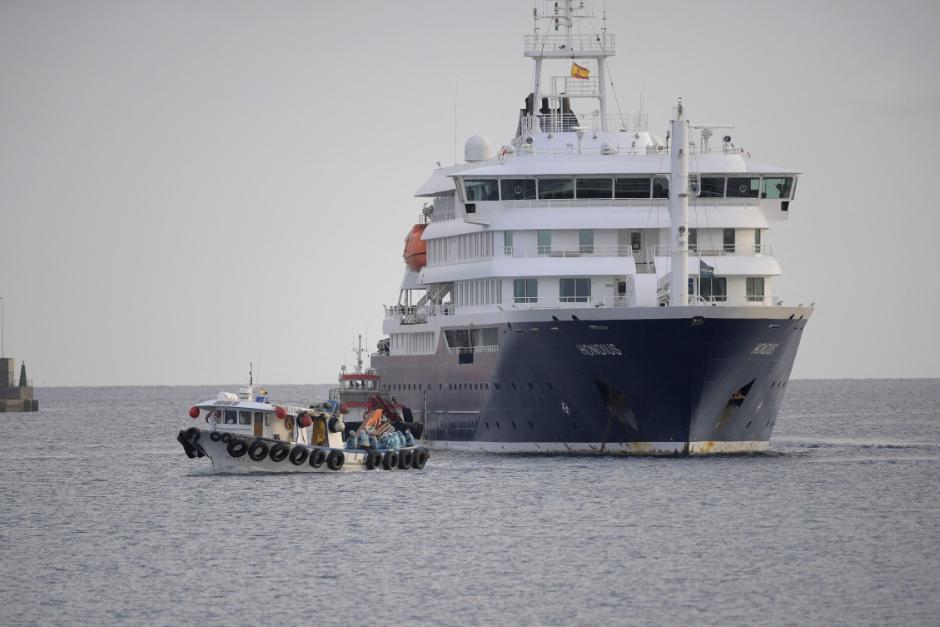 La agencia de salud de la ONU declaró el fin del brote mortal de hantavirus en el crucero. (Vía: AFP)
