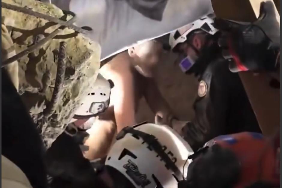 El joven logró sobrevivir bajo los escombros. (Foto: captura de video)