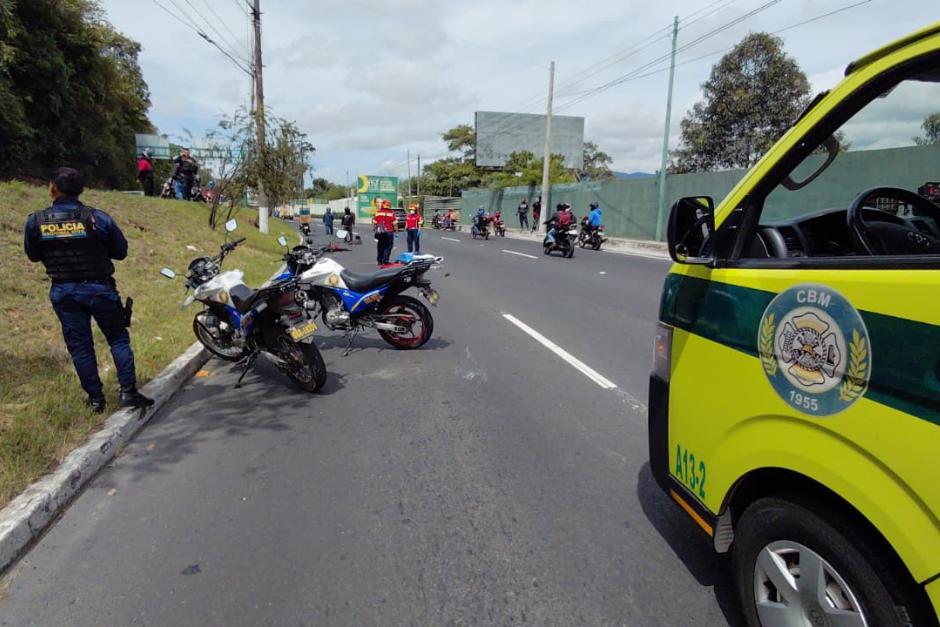 Los bomberos fueron alertados luego que un motorista había derrapado y se encontraba inconsciente en la cinta asfáltica. (Foto: CMB)