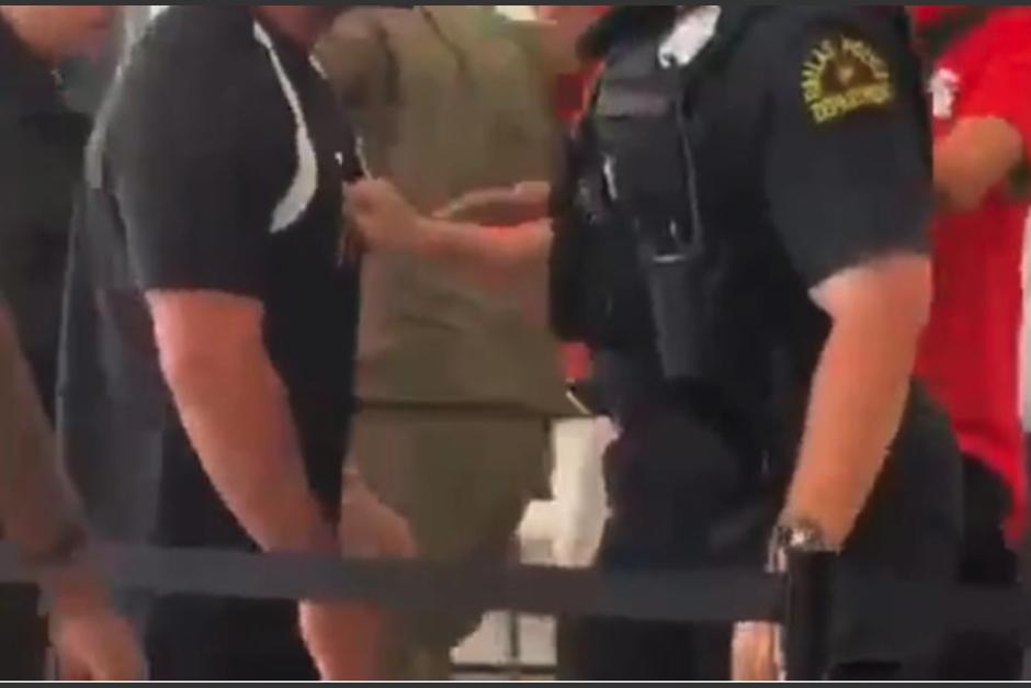 El agente reaccionó de forma violenta. (Foto: captura de video)
