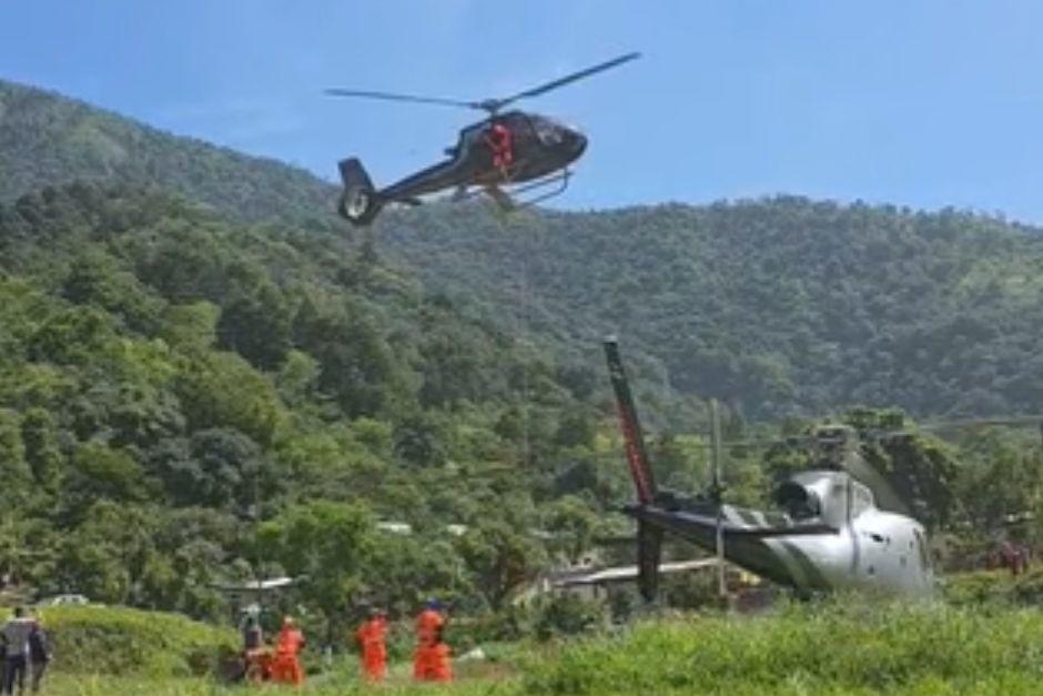 Los cuerpos de socorro se han introducido a la maleza, del lugar donde fue localizada la aeronave, para poder rescatar a las víctimas. (Foto: captura de video)