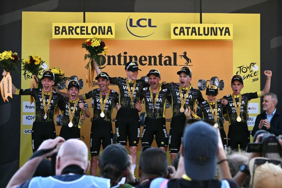El equipo Visma celebró el triunfo en la primera etapa del Tour en Barcelona. (Foto: AFP)