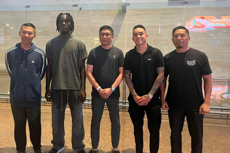 Óscar Santis posó con los directivos del Brunei DPMM FC en el aeropuerto de Malasia. (Foto: Redes sociales)