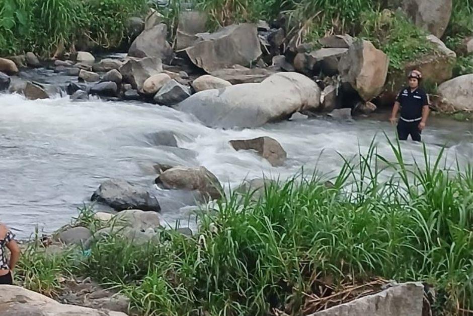 La menor fue arrastrada por la correntada de agua. (Foto: Bomberos Municipales Chayen)