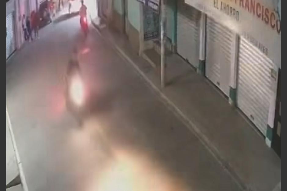 La mujer esperó varios segundos antes de cruzar, sin imaginar que una motocicleta a excesiva velocidad la terminaría arrollando. (Foto: Captura de video)