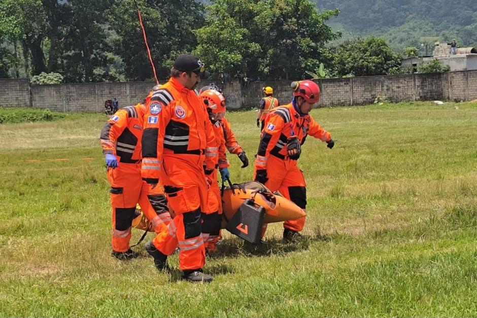 Los equipos de rescate lograron extraer los cuerpos de dos de las tres personas que integraban la tripulación. (Foto: vía Bomberos Voluntarios)