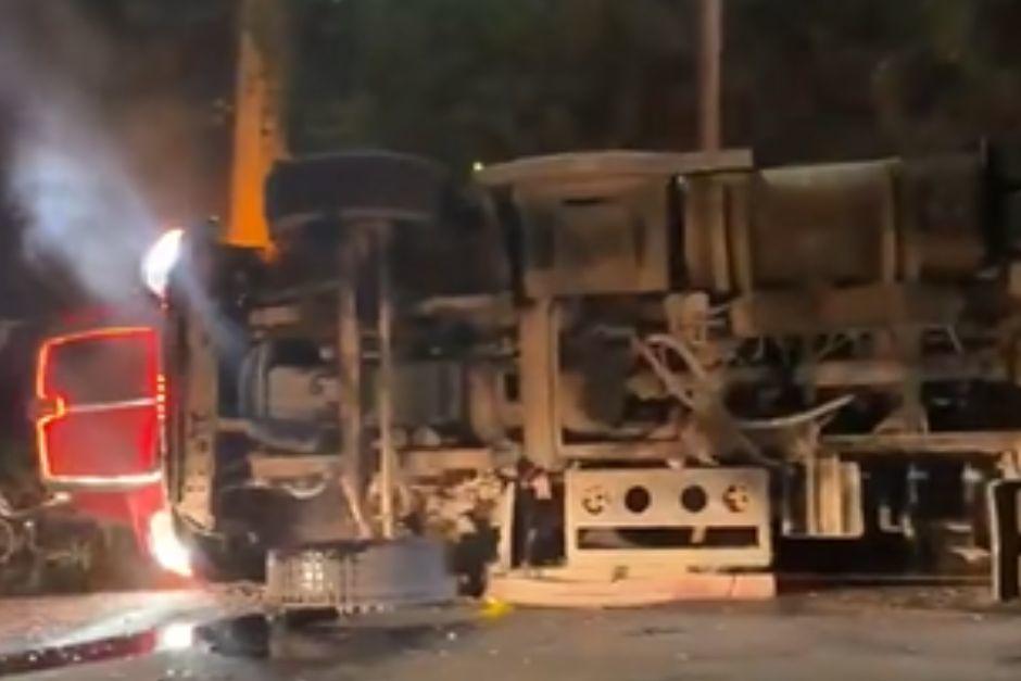 El transporte pesado quedó volcado sobre la vía luego del impacto. (Foto: captura de video)