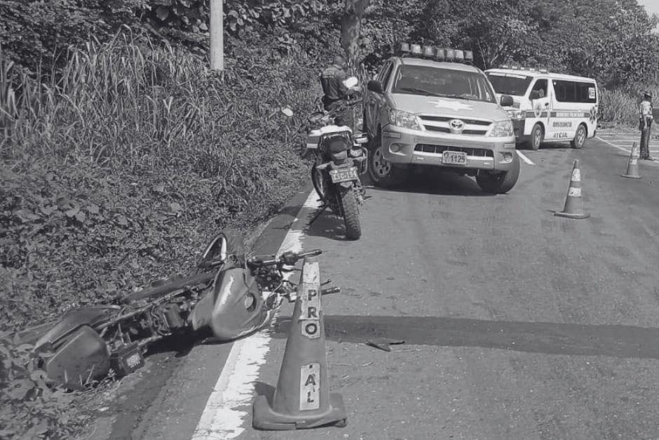 El vehículo de la víctima quedó destruido sobre la ruta. (Foto vía: PROVIAL)