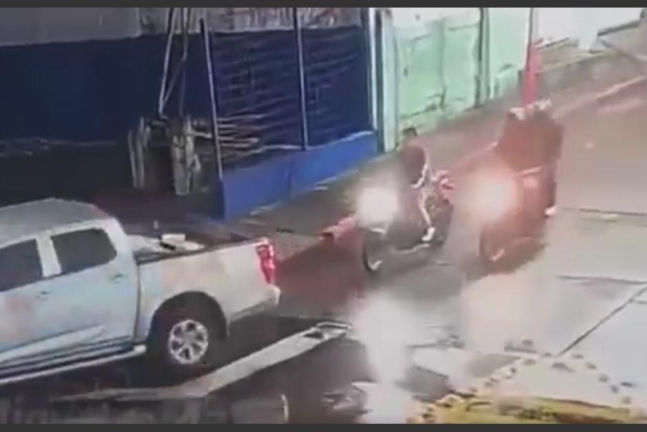 El hecho ocurrió en plena marcha y en la vía pública. (Foto: captura de video)
