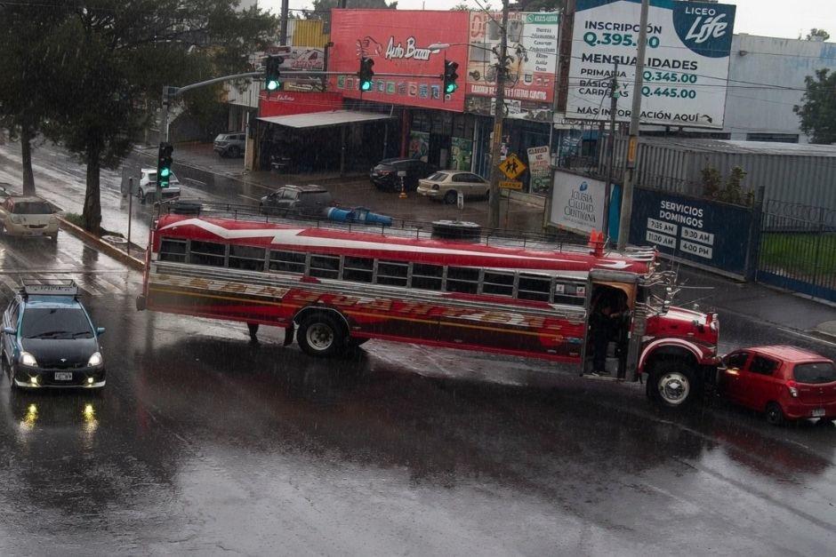El autobús impactó de frente con un vehículo liviano en la calzada San Juan. (Foto vía: Amílcar Montejo)