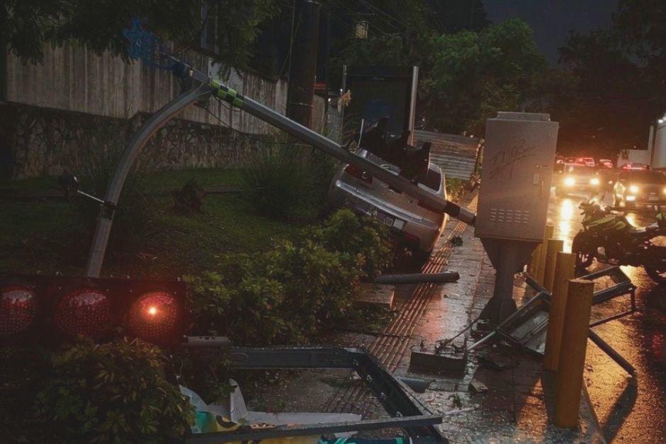 El accidente ha afectado el tránsito en el sector luego de que fuera derribado un semáforo. (Foto vía: Amílcar Montejo)