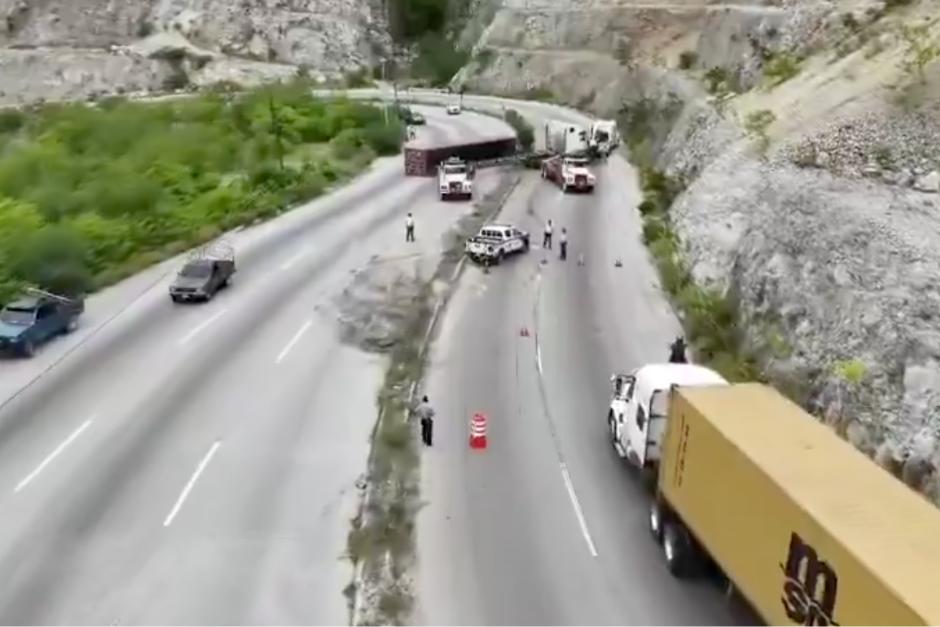 Mientras las grúas trabajan para retirar el obstáculo de la vía, se mantiene habilitado solo el carril derecho hacia el Norte. (Foto: Captura de video)