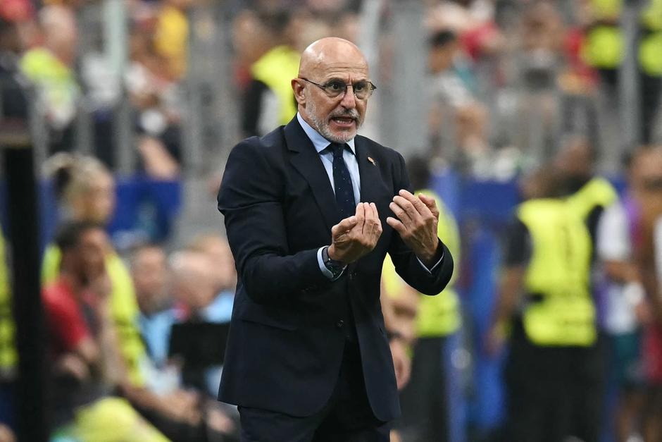 Luis de la Fuente, durante el partido entre España y Portugal, por los octavos de final del Mundial. (Foto: AFP)