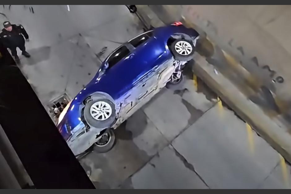 El auto quedó volcado bajo el paso a desnivel. (Foto: captura de video)