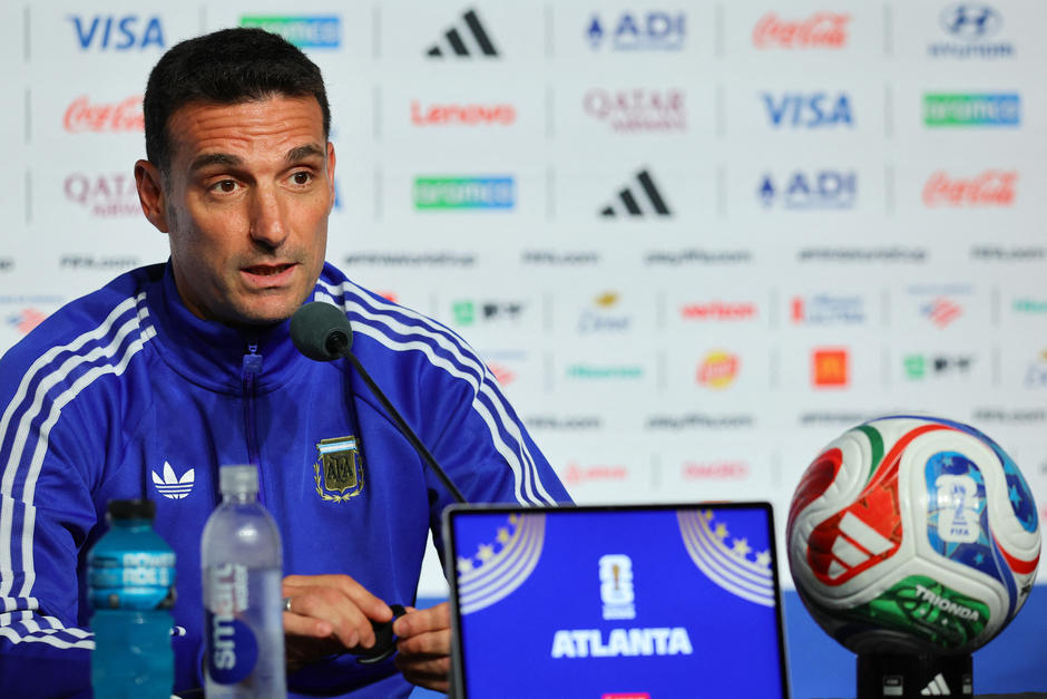 Scaloni durante la rueda de prensa previa al partido contra Egipto. (Foto: AFP) 