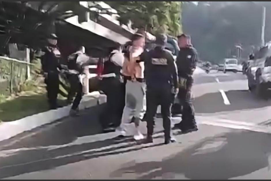 Dos agentes resultaron heridos tras ser arrollados por dos hombres. (Foto: captura de video)