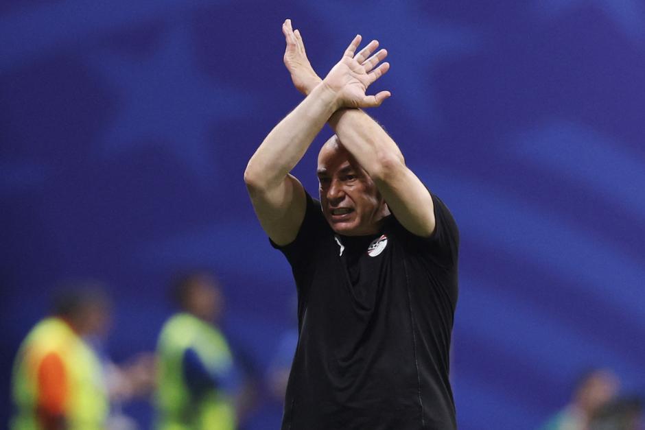 El estratega se quejó durante varias marcaciones en el duelo, mostrando su descontento con el arbitraje. (Foto: AFP)