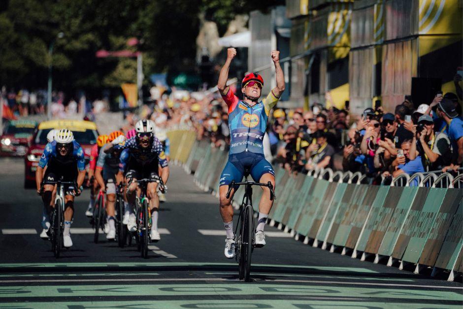 Mads Pedersen levantó los brazos en la líder de meta, donde recibió los aplausos de los aficionados. (Foto: Le Tour)