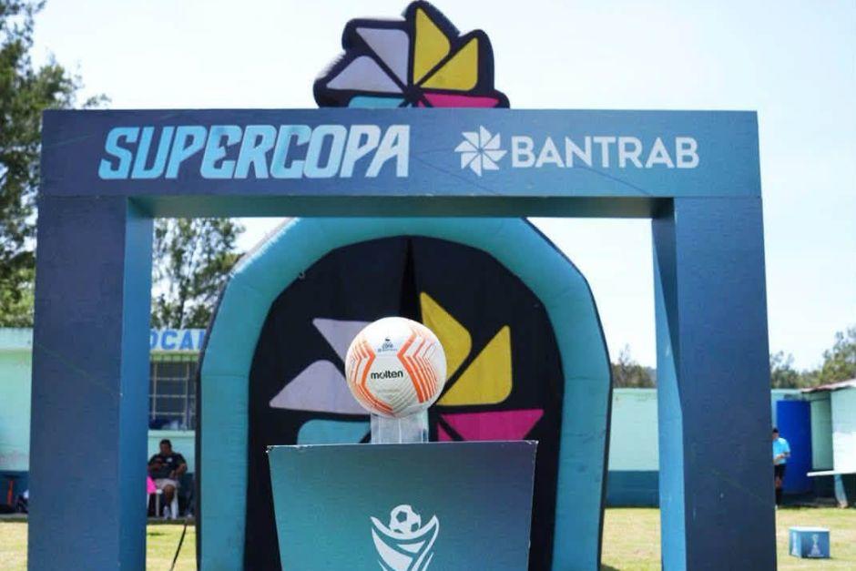 El balón de la Supercopa Bantrab volverá a rodar este fin de semana para conocer a los finalistas. (Foto: Deportes Bantrab)