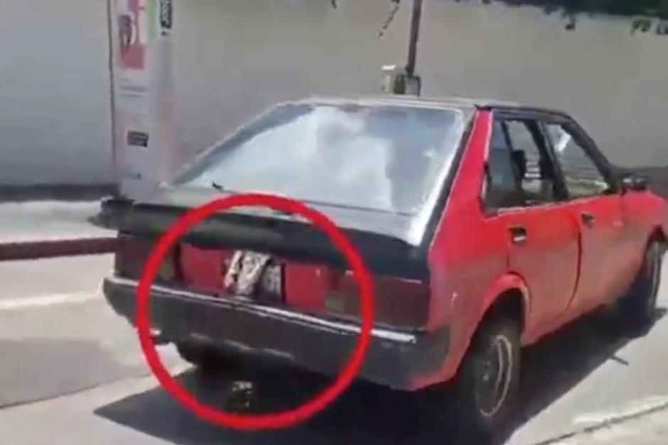 El momento en el que interceptan al conductor quedó grabado en video. (Foto: Captura de video)