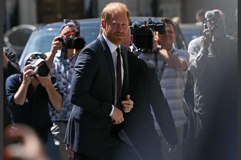 El príncipe Harry acusó al medio de violar su privacidad. (Foto: AFP)