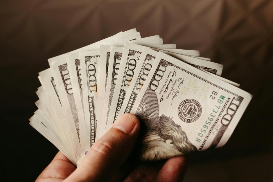 Solo durante junio, los trabajadores guatemaltecos en el extranjero inyectaron un total de US$2,325.5 millones a la economía nacional con remesas. (Foto: Canva/Soy502)