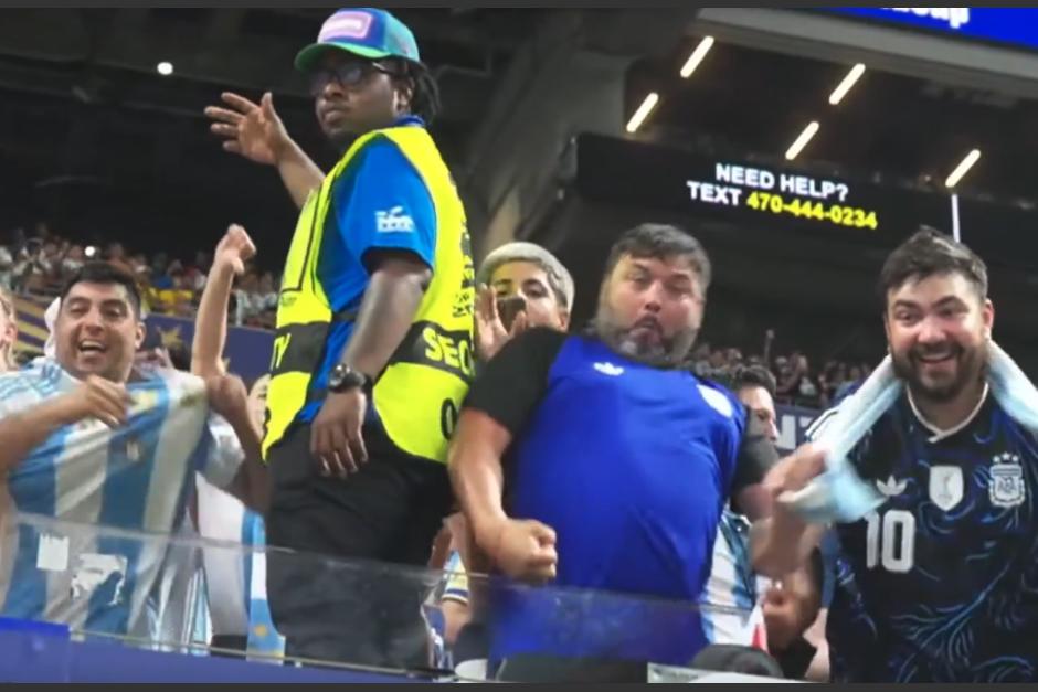 La reacción de los aficionados ante el famoso youtuber fue hostil. (Foto: captura de pantalla)