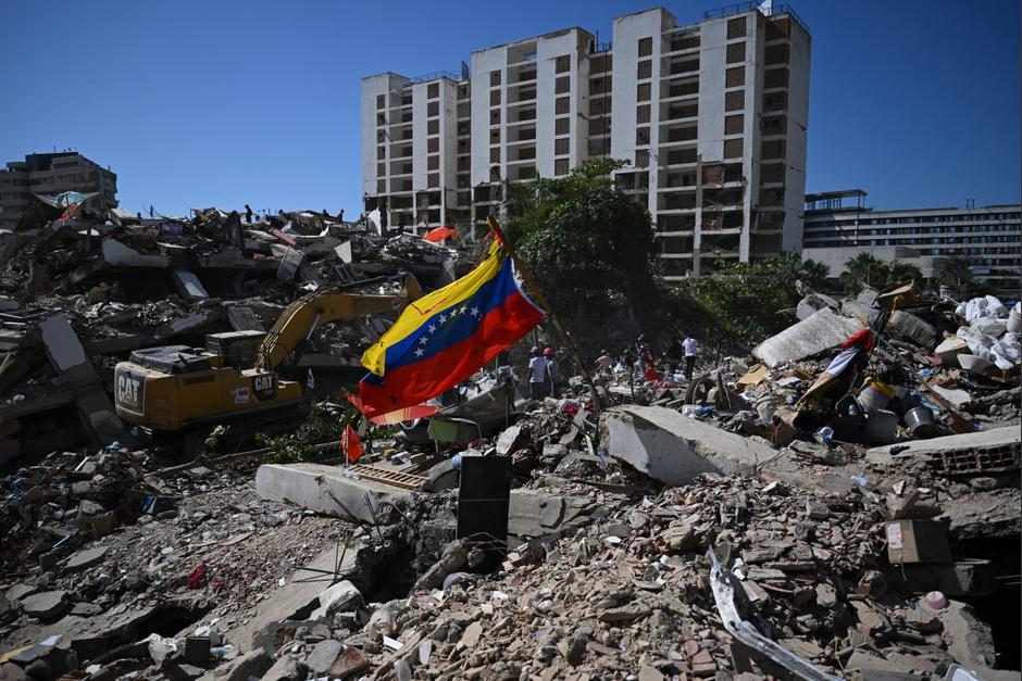 El bebé nació en uno de los refugios colocados entre los escombros en La Guaira, Venezuela. (Foto: AFP)