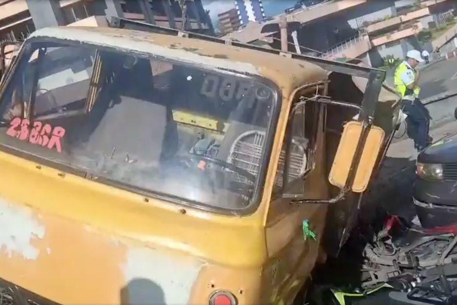 El camión se fue hacia atrás al no poder subir la pendiente de la Calle de Piedra. (Foto: Captura de video)