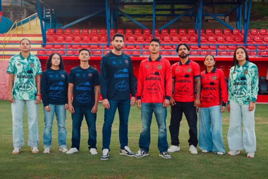 Los rojos lucieron sus nuevos uniformes en la gramilla del estadio El Trébol. (Foto: CSDM)