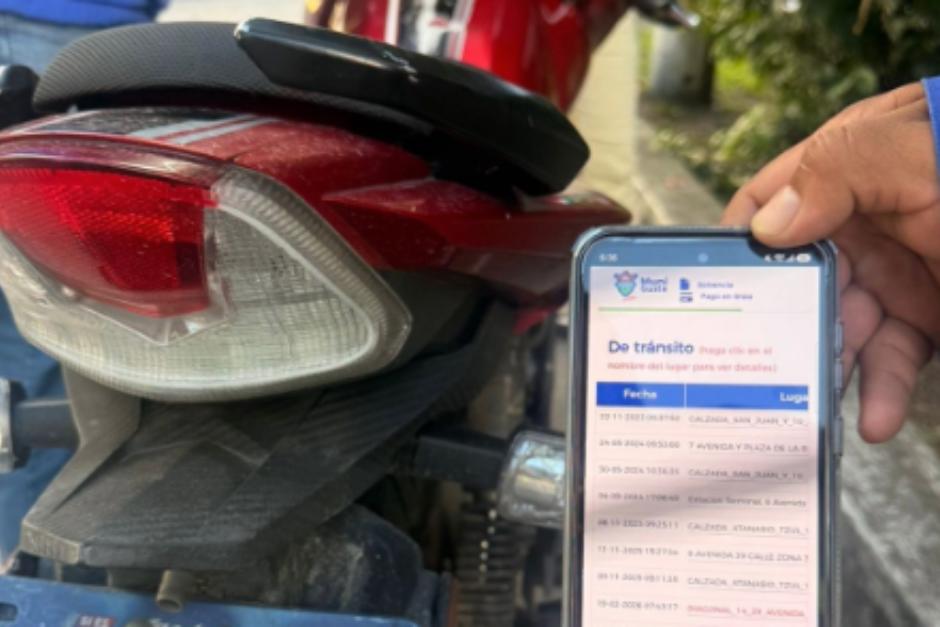 Las autoridades de tránsito de la Ciudad de Guatemala revelaron que una motocicleta registraba varias multas sin pagar. (Foto: PMT de Guatemala)