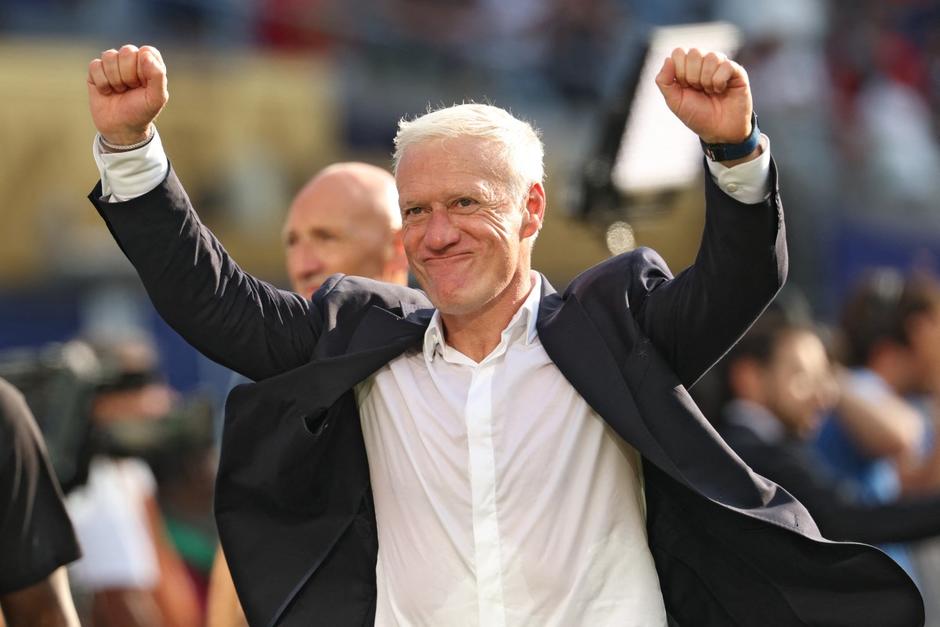 Así celebró Didier Deschamps el pase a semifinales con la selección de Francia. (Foto: AFP)
