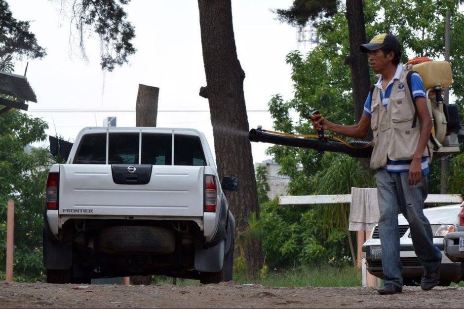 Personal del Programa de Enfermedades Transmitidas por Vectores recorre comunidades para eliminar criaderos y reforzar las acciones de prevención del dengue. (Foto: MSPAS / Soy502)