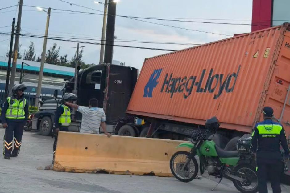 El tránsito podría complicarse al paso de los minutos debido a este percance. (Foto: Municipalidad de San Miguel Petapa)