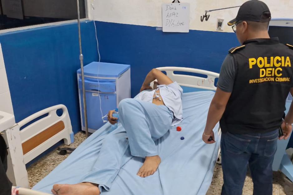 El hombre intentó huir y terminó bajo custodia policial en el hospital. (Foto: PNC)