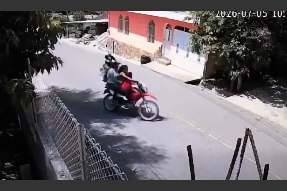 Dos niños terminaron sobre el asfalto tras el impacto. (Foto: captura de video)