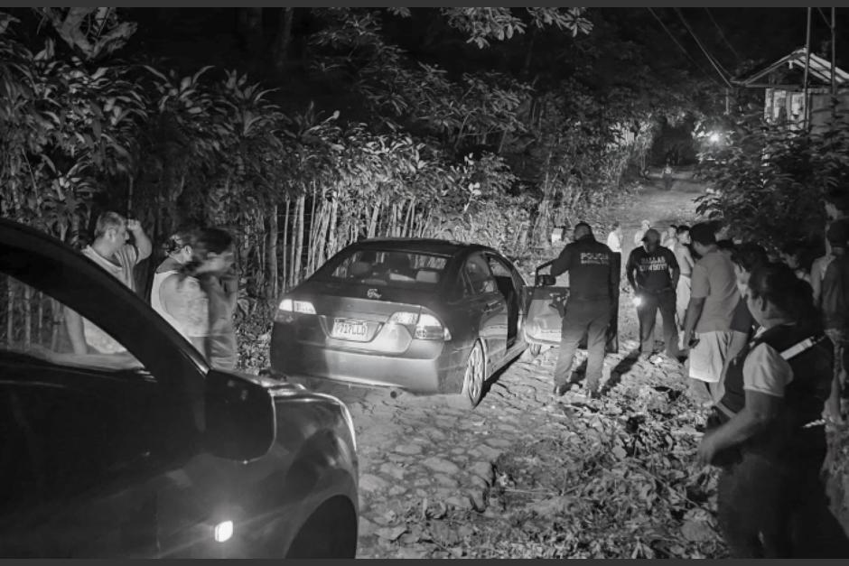 El carro abandonado en la zona alertó a los vecinos. (Foto: Bomberos Municipales Departamentales)