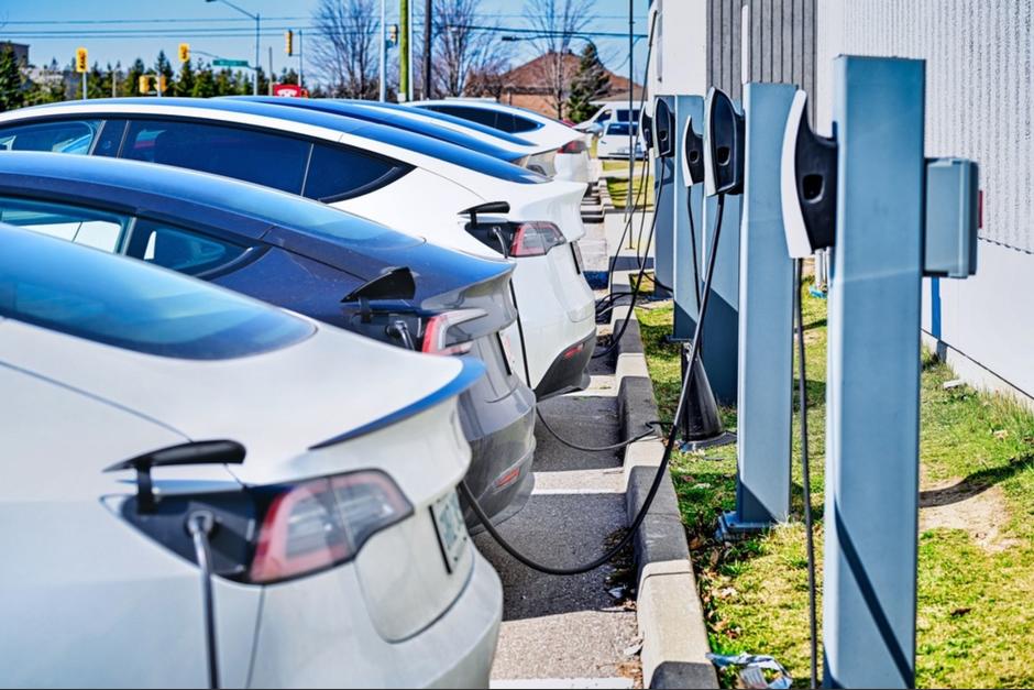 El parque vehicular eléctrico de Guatemala mostró un crecimiento acelerado a partir de 2022, luego de la entrada en vigor de la Ley de Incentivos para Movilidad Eléctrica. (Foto: Shutterstock / Soy502)