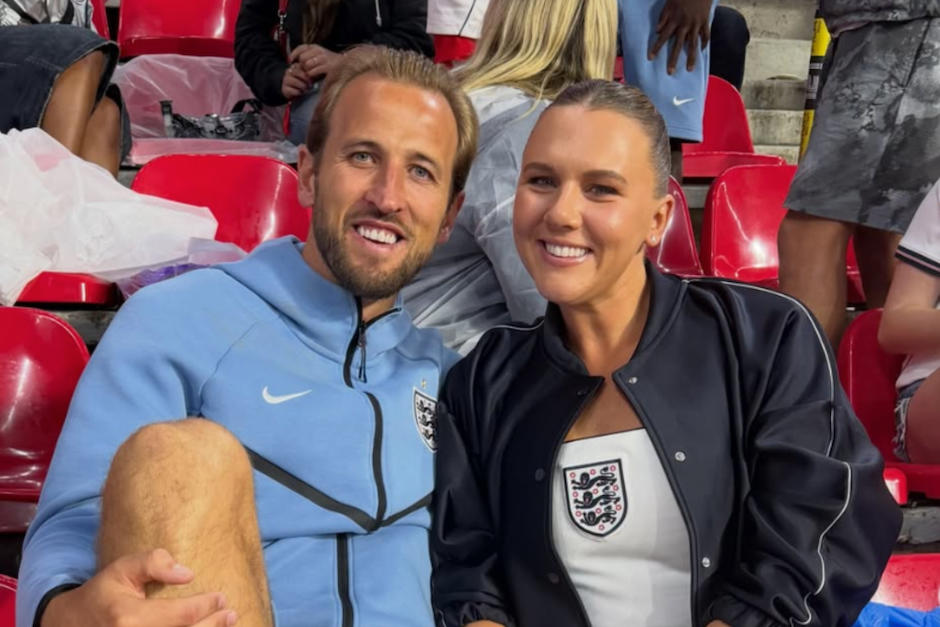 La pareja se conoció al tomarse una foto con su héroe de futbol. (Foto: Instagram)