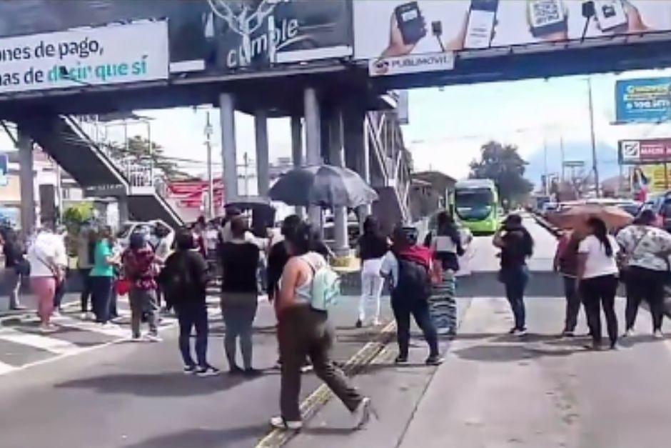 Los manifestantes han bloqueado la calzada Aguilar Batres. (Foto: Captura de video)