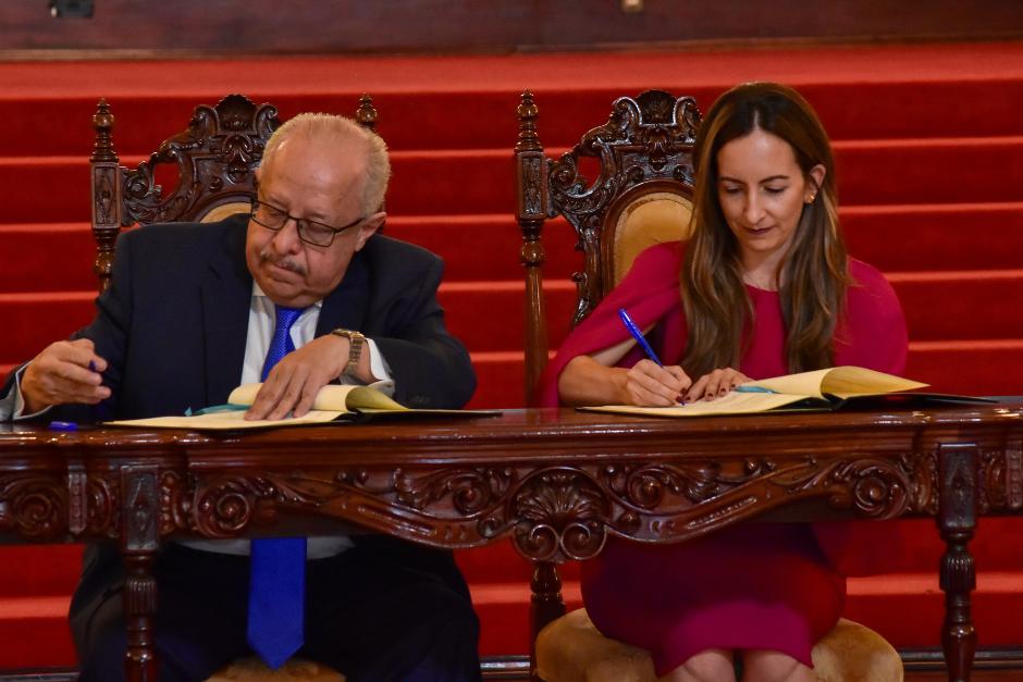 El ministro de Relaciones Exteriores, Carlos Ramiro Martínez, y la embajadora del Reino Unidos en el país, suscribieron el Memorando de Entendimiento para el desarrollo del MetroRiel. (Foto: Estuardo Paredes/Colaboración)