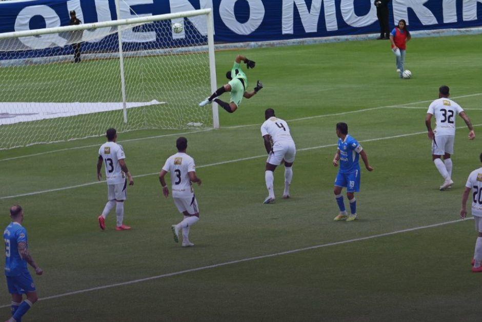 Los albos no pudieron frenar la ofensiva de la máquina cementera y cayeron por goleada. (Foto: TV Azteca Hidalgo)