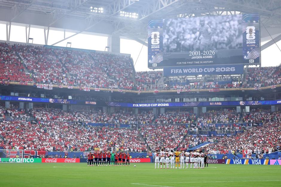 Durante el partido entre Noruega e Inglaterra se rindió homenaje a Jayden Adams. (Foto: AFP)