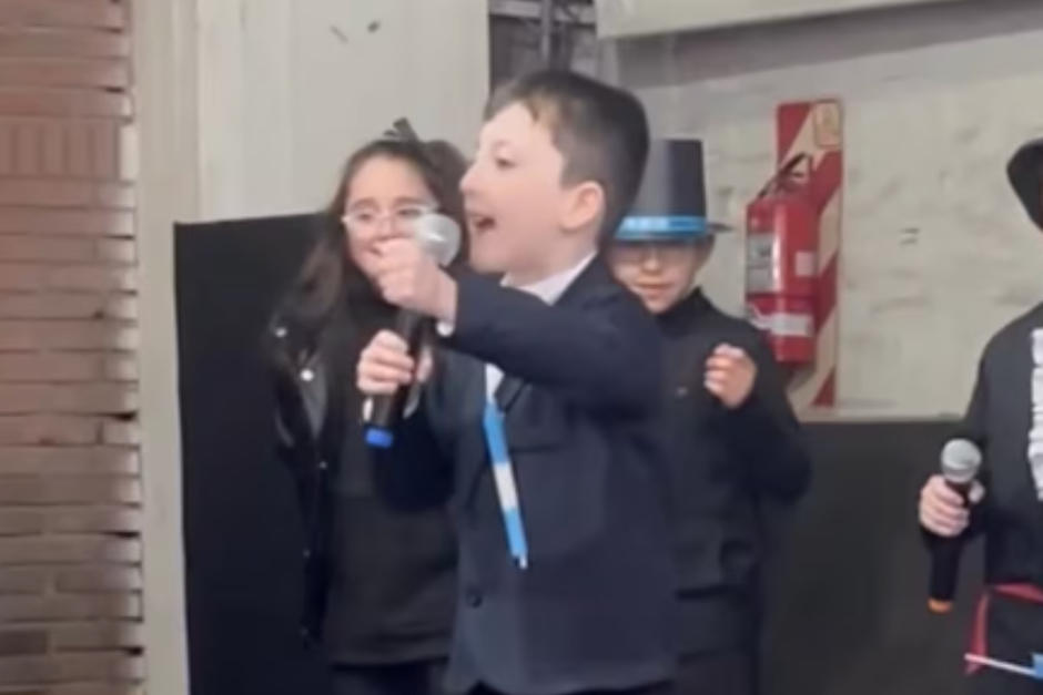 El pequeño Nacho decidió dar un homenaje a la selección argentina en pleno acto de la historia de independencia en una escuela. (Foto: captura de pantalla)